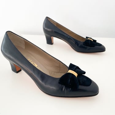 Vintage ‘80s ‘90s Salvatore Ferragamo for Saks Fifth Avenue bow pumps | navy blue midi heels with gold logo bar, marked 7.5B fits 7B 
