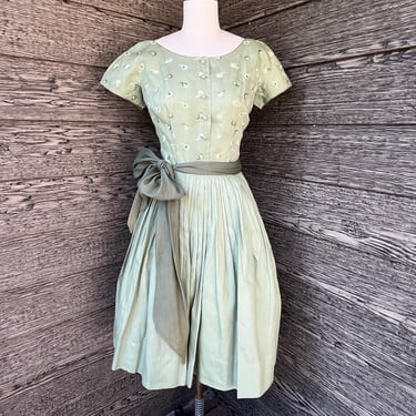 sage embroidered day dress 1950s frock floral embroidery shirtwaist fit and flare small 