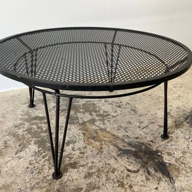 Vintage 1960s Mid Century Modern Round Wrought Iron Mesh Garden Patio Coffee Table by Salterini 