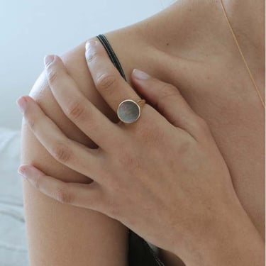 Tiro Tiro Lacuna Ring - Grey Mother of Pearl &amp; Gold