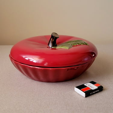 Ceramic APPLE pie dish JCPenney Home Red pie keeper with lid Lidded pie plate Holiday table centerpiece 