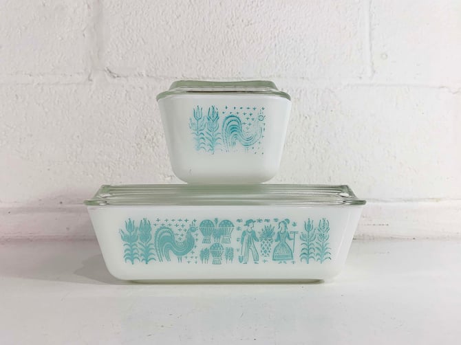 Pyrex Turquoise hot and White Amish Butterprint (0503) 1 1/2 Qt. Refrigerator Dish