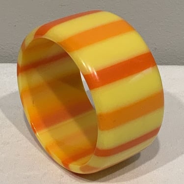 Vintage Bakelite bangle bracelet, Lucite Bangle Bracelet, Yellow With Orange Strips Pattern bangle jewelry, 