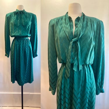 Vintage 70s SILK Dress / Forest GREEN/ Shirtwaist + CHEVRON Pattern + Pussy Bow + Tie / Saint Romei 