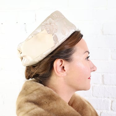 1950s Beige Brocade Hat | 50s Creme Brocade Pillbox Hat | Lynne Brooks Hats 