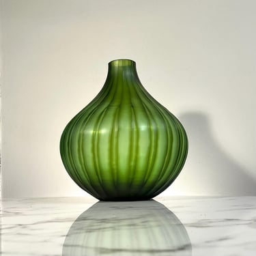 Large battuto vase in watermelon green hand cut style 