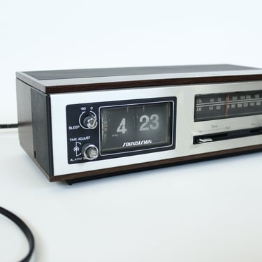 Vintage 70's Faux Wood Grain Analog Flip Clock - AM/FM Radio Alarm Clock - Soundesign 