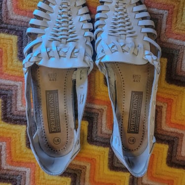 Vintage white leather sandals size 9.5, 80s 90s woven huarache style slip on shoes, boho hippie flats w/rubber sole, casual preppy fashion 