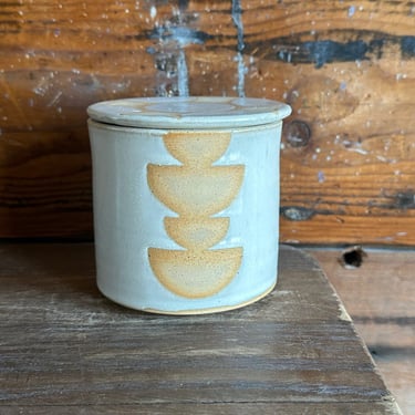 Butter Crock - Cool White with tan clay geometric patterns 