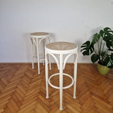 SET of 2 Vintage White Bar Stools / Mid Century Wooden Round Kitchen Stools / Counter Stools / Thonet / Rattan Mesh Seat / Italy / 1970s 