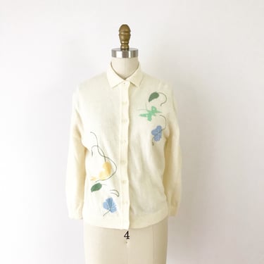 SIZE M Embroidered Cardigan, Novelty Sweater, 1950s Bird Knit Cream Cardigan / Vintage 50s Butterfly Collared Sweater 3/4 Sleeves Novelty 