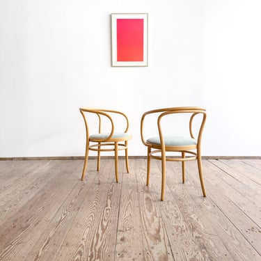 Pair of Thonet 209 Bentwood Armchairs in Beech with Velvet Covers, Germany, 1900 
