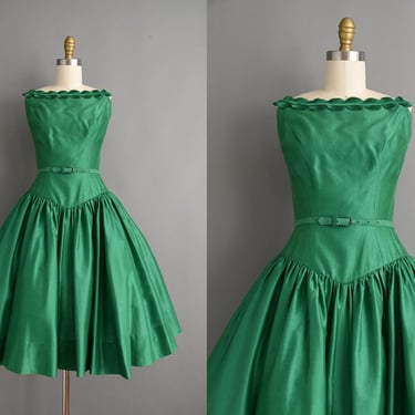 vintage 1950s Dress | Vintage Kelly Green Natlynn Sweeping Full Skirt Dress | small 