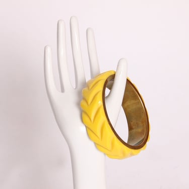 1950s Bakelite Look Plastic Creamed Corn Carved Metal Insert Bracelet 