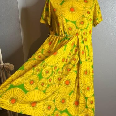 Vintage 70s Beautiful yellow mod flower dress 