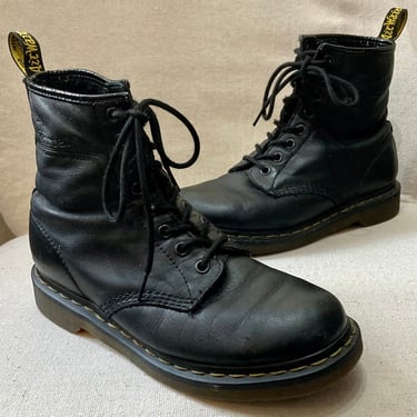 Classic Vintage Black DOC MARTENS High Top Boot Shoes / Chunky Lug Sole + Yellow Stitch / Combat Boots or Work Boots / US 7 