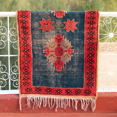 Vintage Moroccan Taznakht Rug | 2'7" x 4'9"