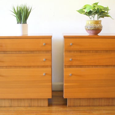 Mid Century Modern Pair of Side End Table Nightstands