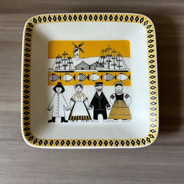 Vintage Arabia dish depicting Finnish folk life in 