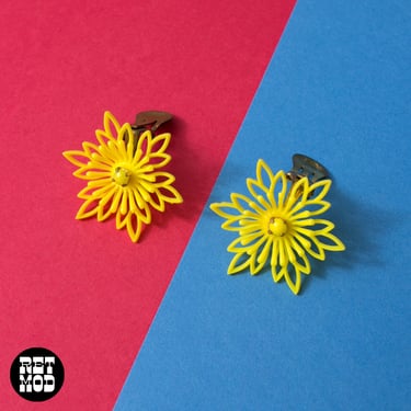 Sweet Vintage 60s 70s Yellow Lightweight Plastic Flower Clip-On Earrings 