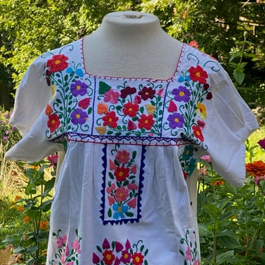 Vintage Mexican Embroidered Flowers Maxi Dress 