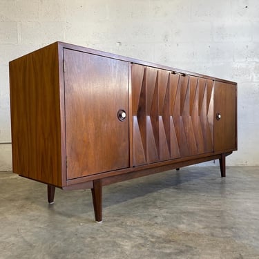 Mid Century Modern Credenza or Console American of Martinsville 