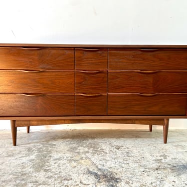 Vintage 1950s Mid Century Modern Walnut 9 Drawer Dresser 