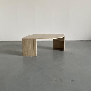 French Mid-Century Teardrop Travertine Coffee Table or Club Table in the Style of Roche Bobois, 1980s 