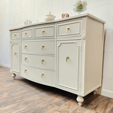 Available!! White Linen Hepplewhite style sideboard / tv stand / dresser 