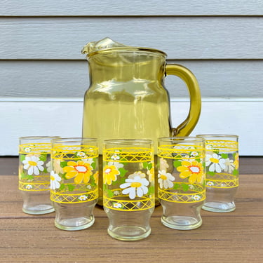 1970s Daisy Juice Beverage Set, 5 Petite Anchor Hocking Hildi Tumblers and Yellow Glass Pitcher, Retro Summer Entertaining Set 