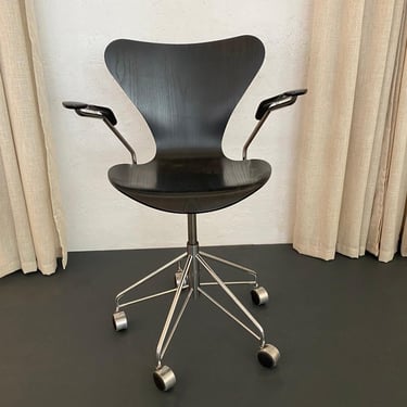 Arne Jacobsen Black Series 7 Swivel Adjustable Armchair Model 3217 Fritz Hansen