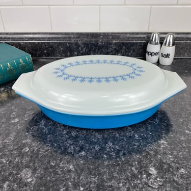 Vintage Pyrex Snowflake Garland Blue Oval Divided Serving Dish with Opal Decorated Lid, Vintage 1970s Kitchenware Retro Dish Blue Snowflake 