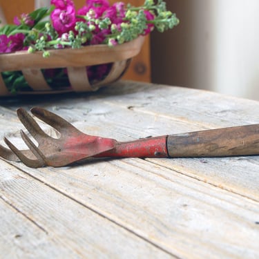 Vintage hand rake / garden hand fork / vintage gardening tool / 5 tined rake / red metal cultivator / mid century rustic garden decor 