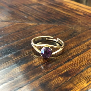 Vintage Adjustable Amethyst-Style Solitaire Ring Gold Toned Setting Simple Classic Elegant 