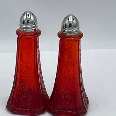 Red Amberina Style Red Glass SALT and PEPPER SHAKERS, Embossed Floral Design Vintage, Art Deco 
