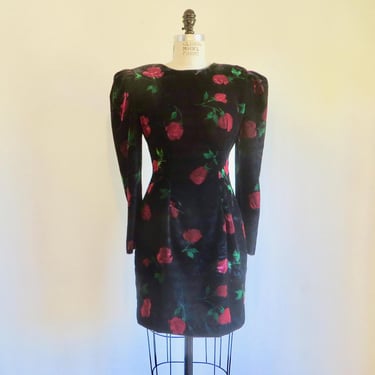 1980's Black and Red Rose Print Velvet Cocktail Dress Open Back Shoulder Pads Long Sleeve 80's Formal Evening Party Dresses 31