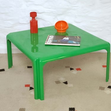 Arcadia 80 Fiberglass Coffee Table in Green by Vico Magistretti for Artemide | Italian Space Age | 1970s 