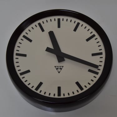 Bakelite Industrial Wall Clock by Pragotron,1960's / Vintage Clock / Round Wall Clock 