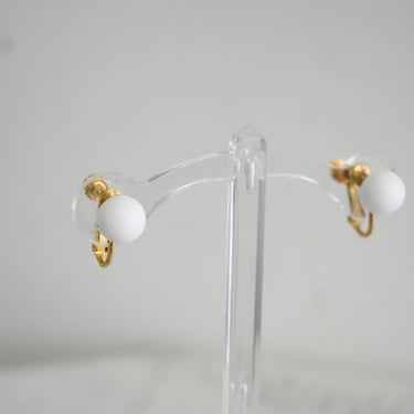 1960s White Plastic Ball Stud Clip Earrings 