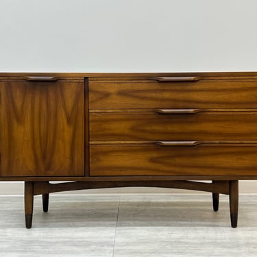 Hooker Mid-Century Modern Credenza / Buffet ~ Great As TV Stand Or Media Console  (SHIPPING Not FREE) 