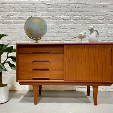 Apartment Sized Mid Century Modern styled  CREDENZA / Media Stand / Sideboard 