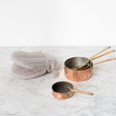 Set of 4 Copper Measuring Cups with Linen Oven Mitt