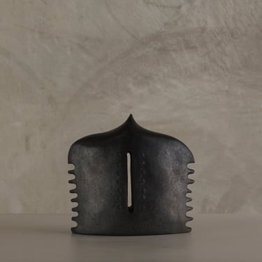 BLACK CLAY VESSEL BY ROSITA RELAMPAGO ENTITLED 'DRYSILVERSPIKY'