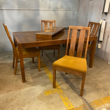 Bernhardt Furniture Dining Set with Expanding Table and 4 Chairs