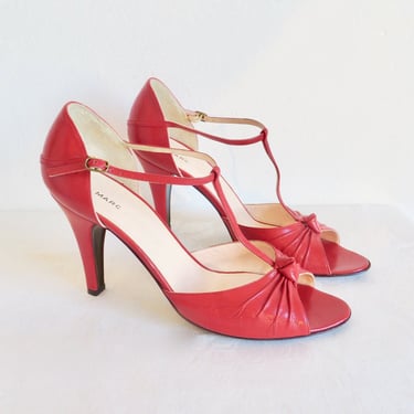 Marc Jacobs Size 39 8.5 Red Leather High Heel Open Toe Sandal T Strap Stiletto Heels Strappy Buckle Retro Style Rockabilly Spring Summer 