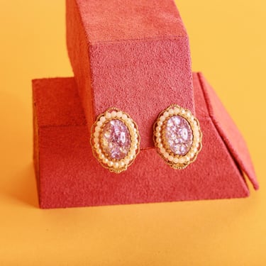 Vintage 80s Gold Tone Pearl Round Cabochon Purple Lavender Demure Dainty Clip on Earrings 