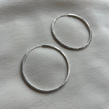 delicate embossed/stamped silver hoops E226