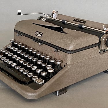 Vintage Royal Quiet Deluxe Manual Portable Typewriter With Case 