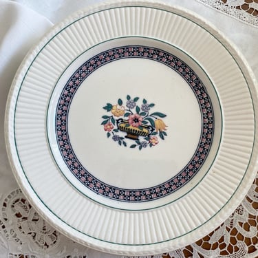 Set of 4 Wedgwood Trentham 8" plates. 1930's Art deco English pottery dinnerware. Eclectic antique dinnerware for boho table setting. 
