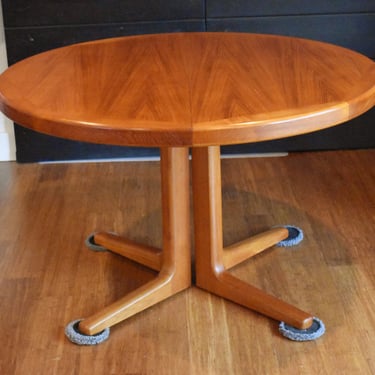 Danish teak round-to-oval expandable dining table by Stole Mobelfabrik - 46.5" to 86" 